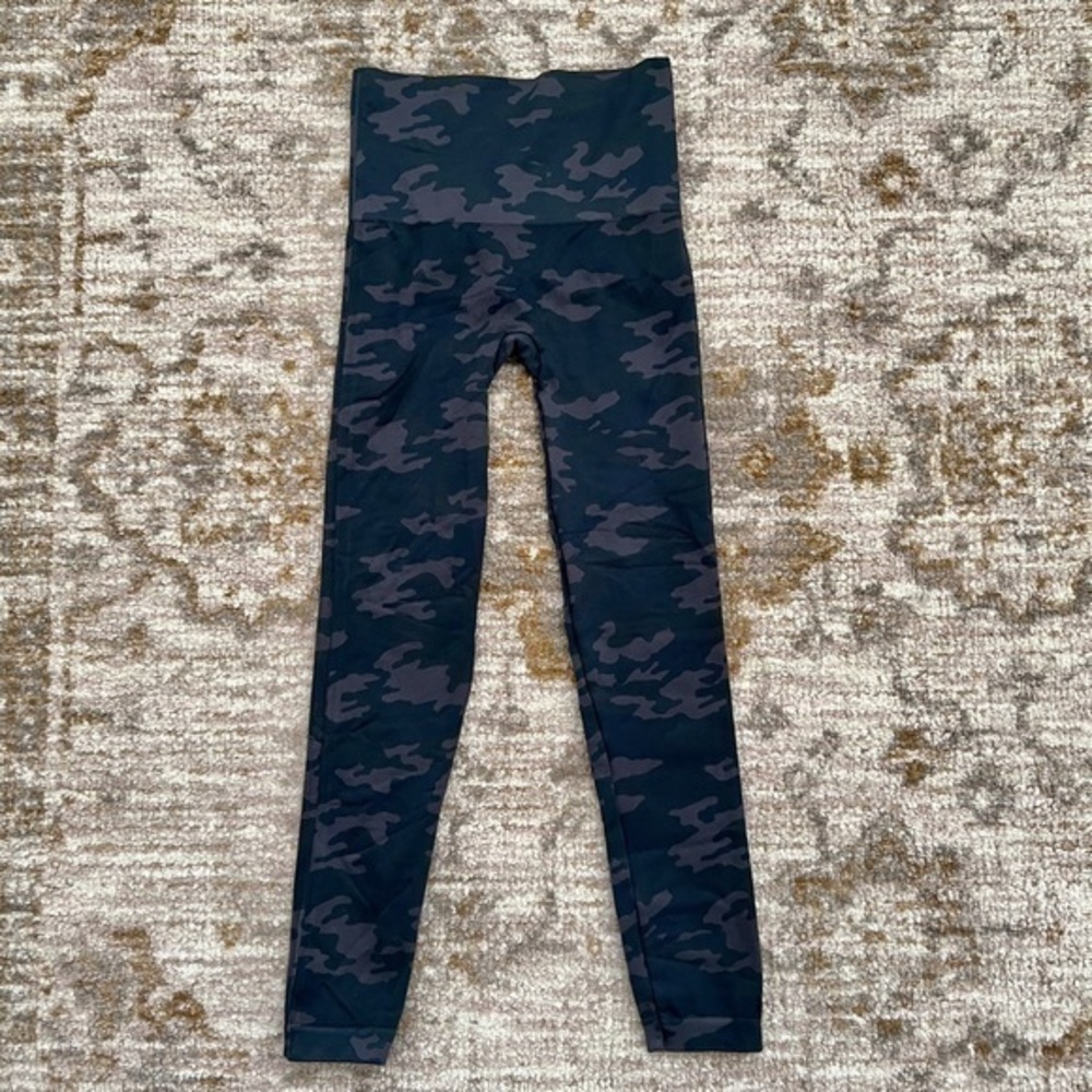SPANX Look At Me Now Seamless Cropped Camo Athletic Leisure Leggings - Picture 3 of 8